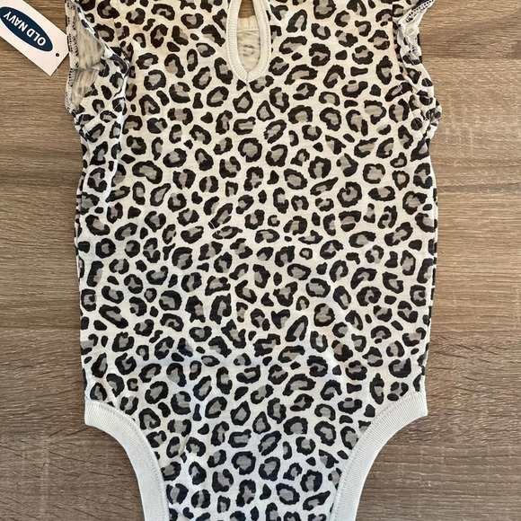 NWT Baby Girl Size 6-12 Month Leopard Print One-Piece Short Sleeve Bodysuit - Picture 4 of 5